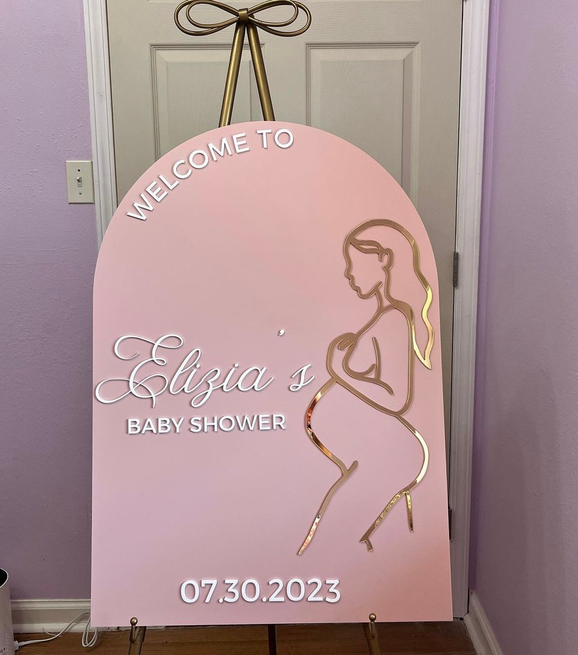 Pregnant woman welcome sign