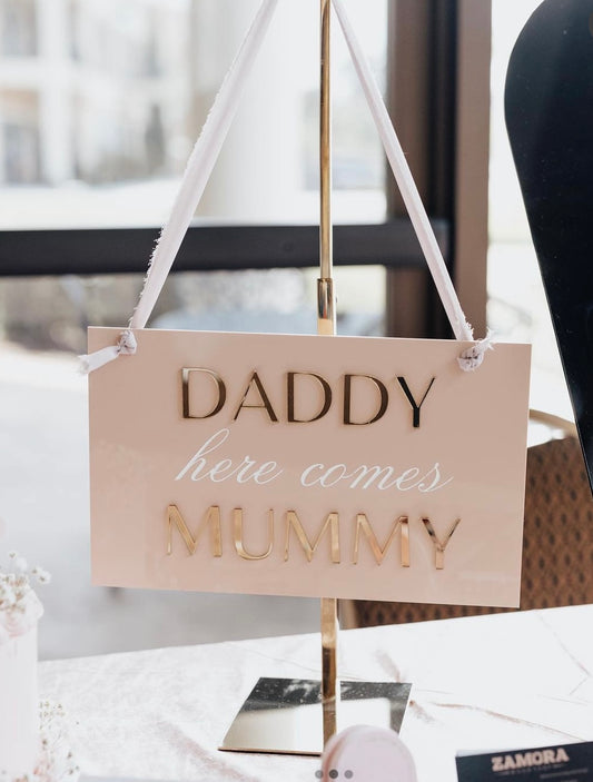 Daddy here comes Mummy sign