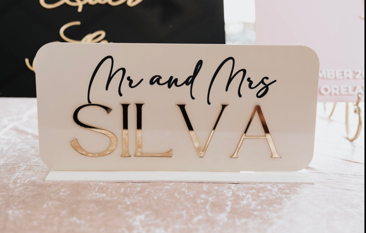 Table sign "Mr and Mrs"