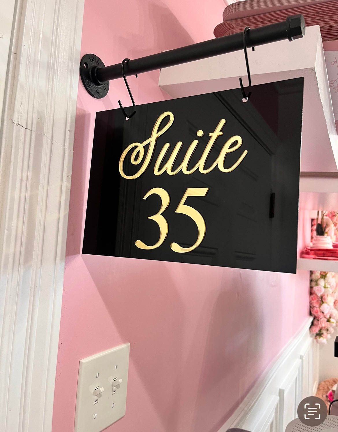 Square suite sign